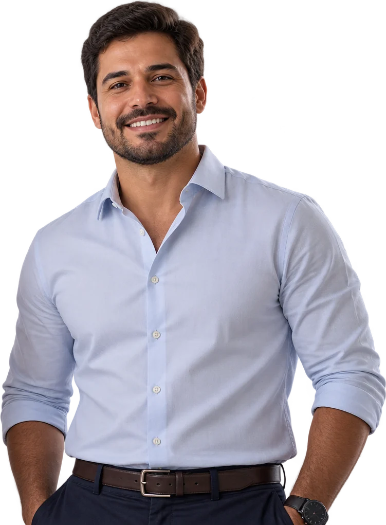 Empresário de camisa social, sorrindo